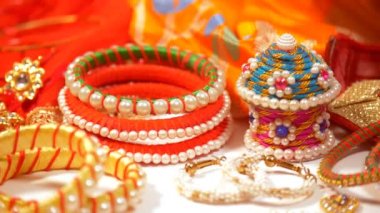 El yapımı bilezikler, küpeler, küçük bir mücevher kutusu ve bir arada tutulan güzel bir elbise. Kadın aksesuarlar, cazibe, moda.