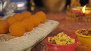 Lezzetli Laddus, bir kase Namkeen ve hediyeler bir arada tutuldu. Bayram mevsimi, Hindu festivali, uğurlu bir olay.