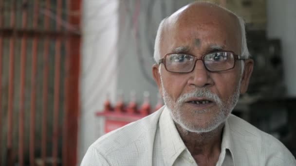 Portrait Old Hairless Man Religious Elderly Brahmin Looking Camera — Stock Video