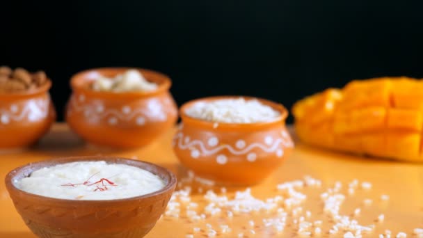 Schaal Heerlijke Rijstpudding Met Plakjes Mango Mango Plakjes Witte Rijst — Stockvideo