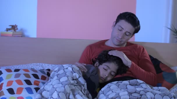 Urocze Dziecko Śpiące Spokojnie Kolanach Swojego Ojca Średnie Ujęcie Troskliwego — Wideo stockowe