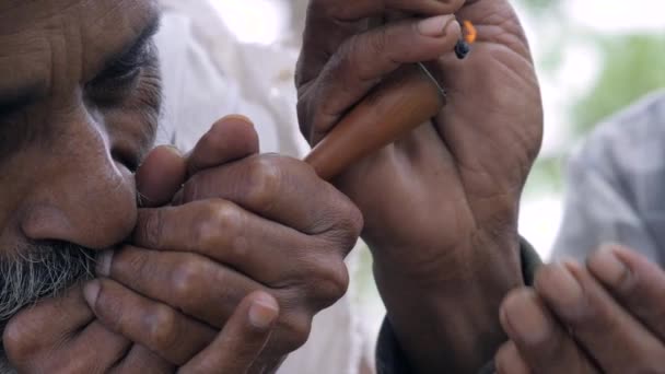 Stařec Vesnice Zapaluje Chiliam Trávu Chudák Středního Věku Kouří Hašiš — Stock video