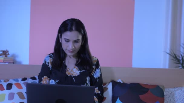 Vyčerpaná Žena Dokončující Práci Kanceláři Svém Laptopu Mladá Indická Matka — Stock video