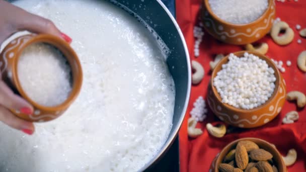 Egy Indiai Szakács Cukrot Tejbe Fehér Tápióka Gyöngyökkel Keverve Szoros — Stock videók