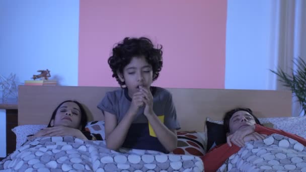 Małe Dziecko Kaszle Kicha Podczas Snu Łóżku Średnie Ujęcie Zaniepokojonych — Wideo stockowe