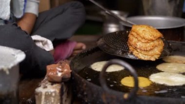 Küçük bir yol kenarı restoranında lezzetli Kuzey Hint tatlıları. Lezzetli yemekler, şenlikli kutlamalar.