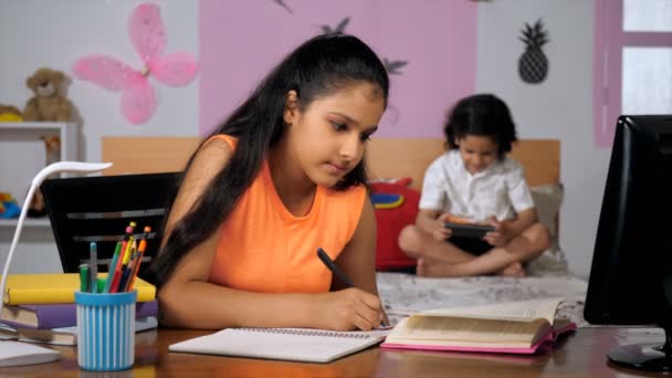 Έφηβη Κοπέλα Που Τελειώνει Σχολική Της Εργασία Κάθεται Στο Γραφείο — Αρχείο Βίντεο