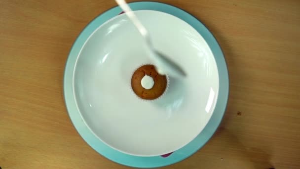 Ein Köstlich Selbst Gemachter Muffin Wird Mit Schlagsahne Verziert Nahaufnahme — Stockvideo