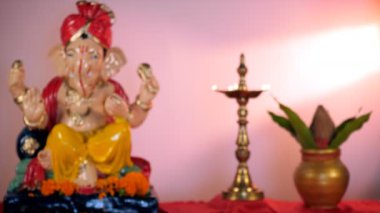 Diyas ve hindistan cevizi ve mango yapraklı Puja Kalash. 