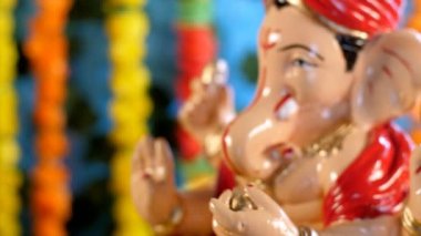 Lord Ganesha 'nın çiçeklerle süslenmiş muhteşem bir kil heykeli.