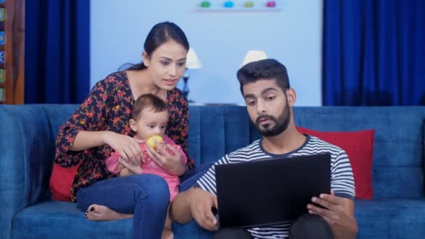 Genç Hintli Bir Hanımı Tatlı Bebeği Kocasıyla Vakit Geçiriyor Bilgisayarda — Stok video