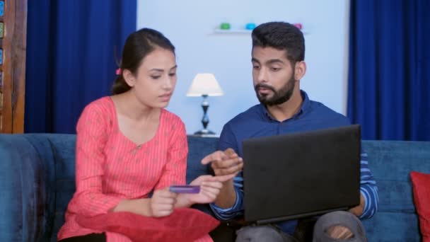 Uma Esposa Bonita Ajudando Seu Jovem Marido Inserir Detalhes Cartão — Vídeo de Stock