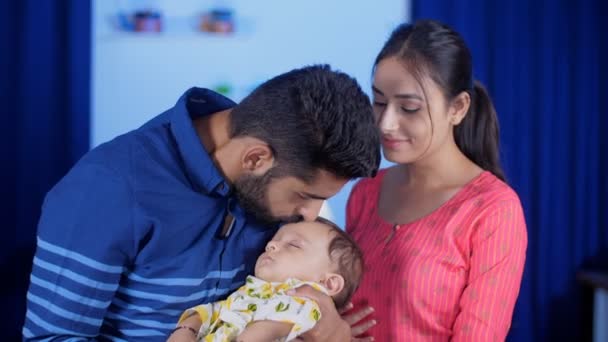 Pequena Família Nuclear Índia Parentalidade Jovens Pais Cuidando Seu Bebê — Vídeo de Stock
