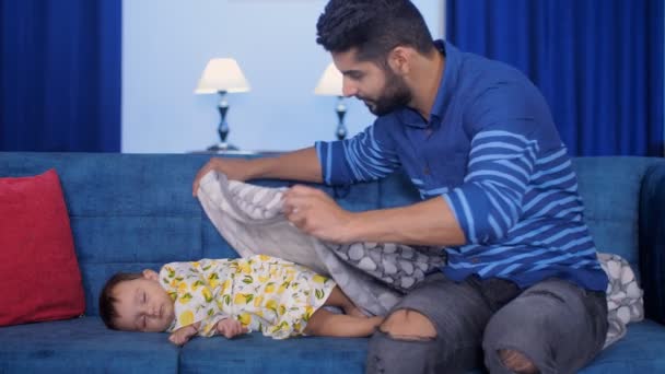 Любящий Отец Покрывающий Свою Маленькую Дочь Спящую Диване Одеялом Привлекательный — стоковое видео