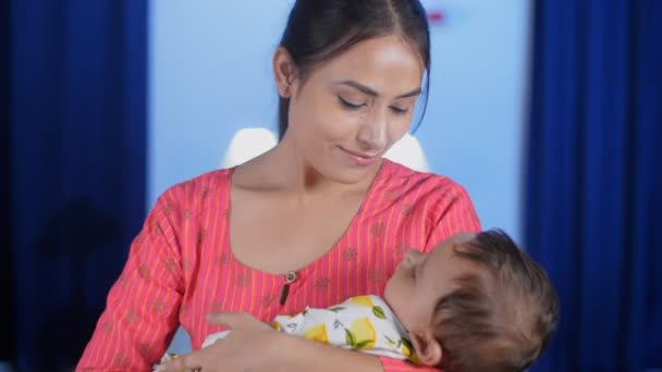 Une Mère Affectueuse Tenant Fille Parent Jeune Parent Jeune Mère — Video