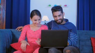 Genç bir adam ve karısı internette film izliyorlar genç bir çift kaliteli zaman geçiriyor. Online şov izleyen evli bir Hintli çift. 