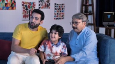 Üç nesildir bir ailenin erkek üyesi video oyunu oynarken eğleniyor. Sevimli bir çocuk babası ve büyükbabasıyla vakit geçiriyor. Ailesiyle bağ kuruyor, sosyal davranışlar, ebeveynlik becerileri, mutlu çocukluk, aile bağı.