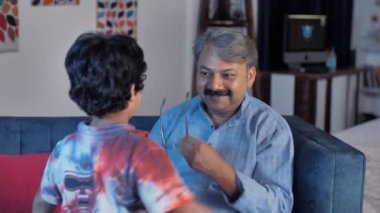 Sevimli bir torun büyükbabasını kucaklıyor / kucaklıyor - sağlıklı bir ilişki. Gri saçlı yaşlı bir adam ve tatlı sevimli bir çocuk birlikte kaliteli zaman geçiriyorlar. Aile bağı, boş zaman.