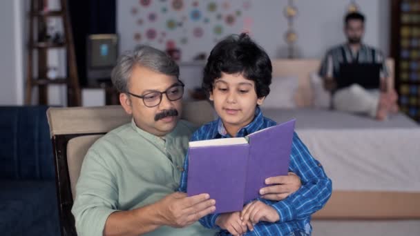 Avô Carinhoso Seu Neto Lendo Livro Juntos Casa Tempo Lazer — Vídeo de Stock