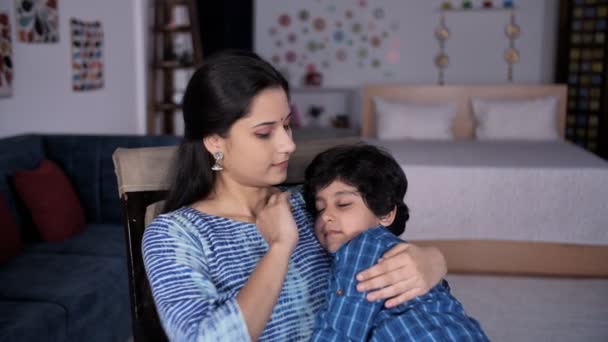 Sevecen Bir Hintli Anne Sevimli Oğlunu Evde Uyuması Için Okşuyor — Stok video