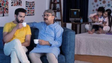 Bakımlı genç bir adam ve yaşlı babası birlikte çay / kahve içiyorlar. Baba oğul kaynaşması, baba ve oğul arasında ciddi bir tartışma. Oğluyla ilgilenen bir anne - aile bağı, mutlu bir çocukluk