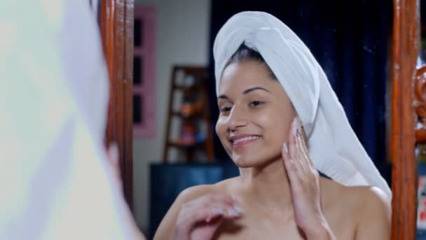 Приваблива Індійська Жінка Рушником Голові Усміхається Обмінює Свою Яку Шкіру — стокове відео