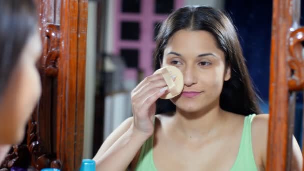 Hermosa Señora Con Piel Sana Fresca Aplicando Polvo Cara Maquillaje — Vídeos de Stock