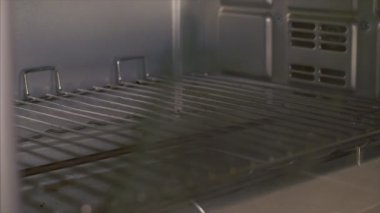 Yemek pişirmek için mutfağa önceden ısıtılmış bir fırın. Modern bir alet, fırın, lezzetli yemekler, yaşam tarzı.