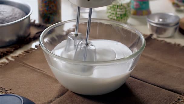 Whisking Cream Een Glazen Kom Als Dessert Home Kitchen Een — Stockvideo