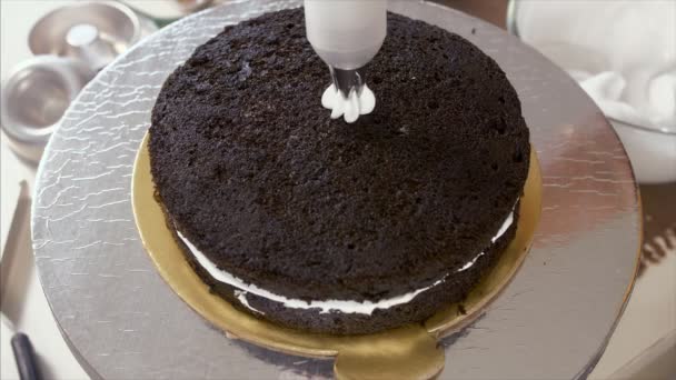 Einen Hausgemachten Schokoladenkuchen Mit Sahne Verzieren Zubereitung Eines Kuchens Einer — Stockvideo