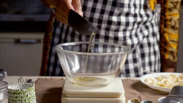 Nalanie Oleju Gotowania Szklanej Misce Kuchnia Indyjska Samice Przygotowujące Składniki — Wideo stockowe