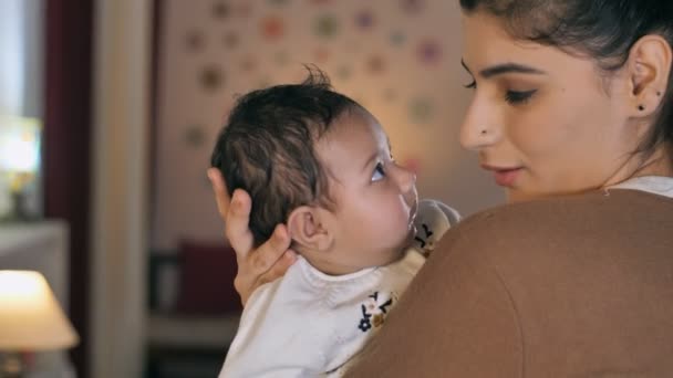 Una Madre India Cariñosa Sosteniendo Bebé Recién Nacido Sus Brazos — Vídeo de stock