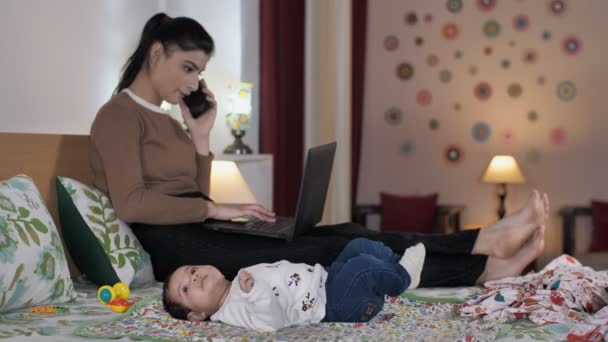 Μια Νεαρή Και Πολυάσχολη Επιχειρηματίας Και Μητέρα Δουλεύοντας Από Σπίτι — Αρχείο Βίντεο