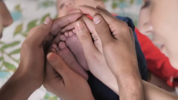 Ouders Houden Hun Baby Meisje Voeten Indiase Gewoonte Traditie Rituelen — Stockvideo