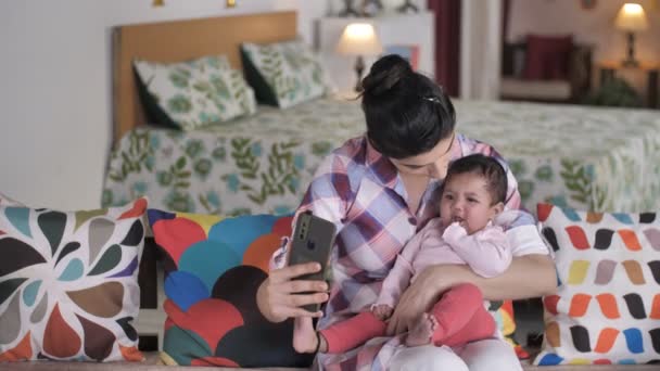 Egy Boldog Indiai Anya Aki Videóhívást Folytat Kislányával Társadalmi Kommunikáció — Stock videók