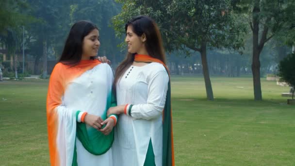 美しいインドの女性は インドのトリコロールDupattaと白いドレスを着ている 共和国 独立記念日は屋外で祝われる 国民の休日 愛国心 — ストック動画