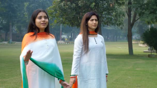 Twee Jonge Vrouwen Salueren Graag Indiase Vlag Terwijl Bij Elkaar — Stockvideo