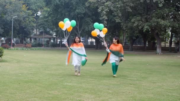 Teenage Girl Her Mother Running Tri Color Balloons Park Female — Stock Video
