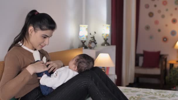 Sevgi Dolu Bir Hintli Anne Yatak Odasında Sevimli Kızıyla Oynuyor — Stok video