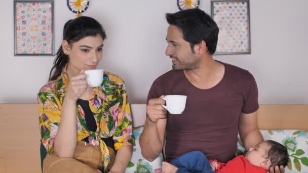Yatakta Birlikte Otururken Çay Kahve Içen Genç Evli Bir Çift — Stok video
