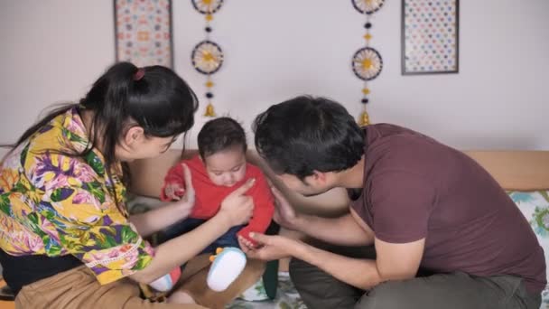 Νέοι Ινδοί Γονείς Στην Πυρηνική Οικογένεια Παίζουν Γλυκό Τους Παιδί — Αρχείο Βίντεο