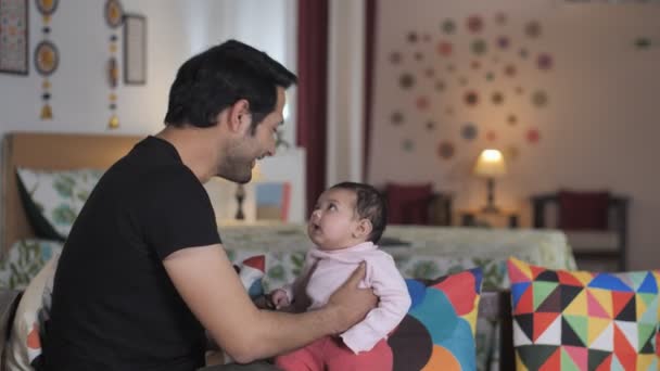 Babasıyla Altı Aylık Bir Kız Çocuğu Baba Kız Ilişkisi Modern — Stok video