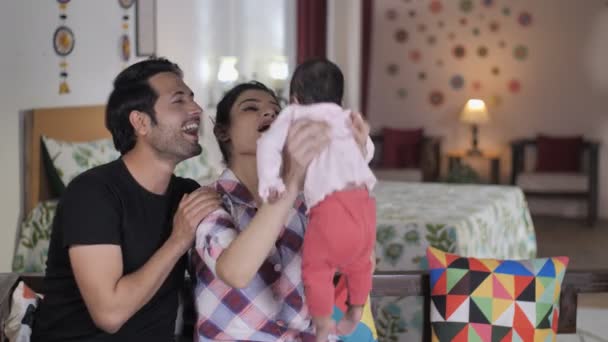 Genç Bir Aile Baba Anne Bebek Odalarında Vakit Geçiriyor Meşgul — Stok video
