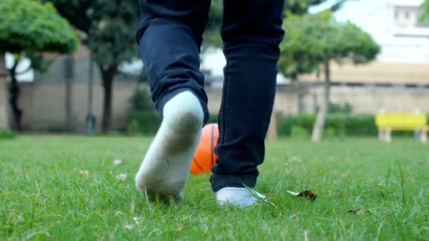 Ung Pojke Skolåldern Njuter Att Spela Fotboll Offentlig Park Aktiv — Stockvideo