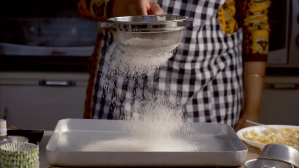 Tamisage Féminin Farine Raffinée Sur Une Plaque Pâtisserie Une Pâtisserie — Video