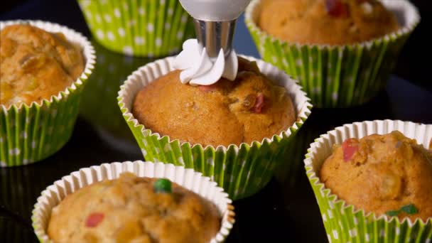 Egy Profi Pék Aki Frissen Sütött Muffinokat Dekorál Fehér Krémmel — Stock videók