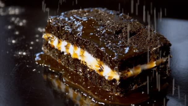 Indyjski Kucharz Odkurzający Cukier Puder Pyszne Ciasto Czekoladowe Ciasto Wypełnione — Wideo stockowe