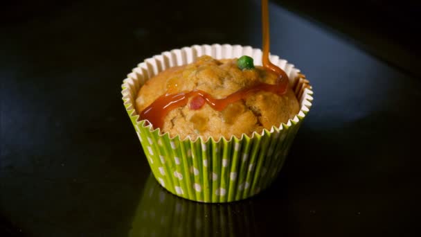 Karamel Suikerstroop Gegoten Vers Gebakken Cupcakes Versierd Met Tutti Fruitig — Stockvideo