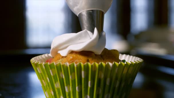 Confeiteiro Que Decora Muffins Uma Ocasião Celebração Partido Saco Tubulação — Vídeo de Stock