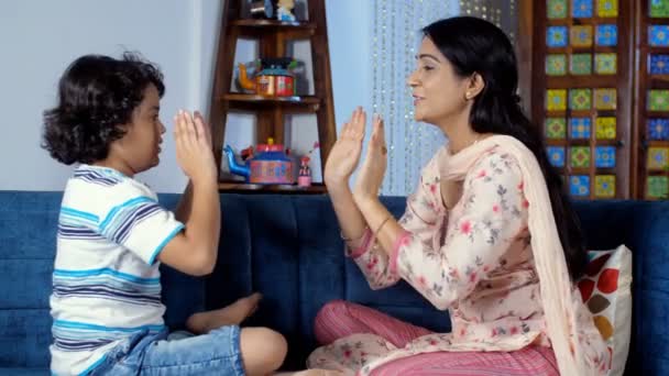 Беззаботный Ребенок Красивая Индийская Мать Наслаждаются Игрой Рукопожатие Маленький Ребенок — стоковое видео